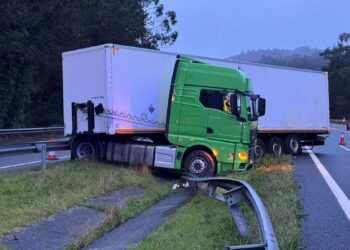 Un camión hace la tijera y se lleva por delante la mediana de la A-52