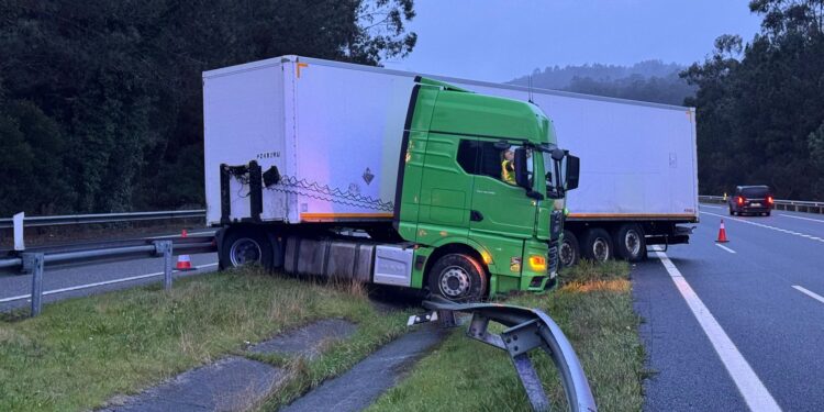 Un camión hace la tijera y se lleva por delante la mediana de la A-52