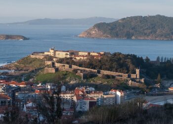 Un exedil socialista de Baiona se enfrenta a 11 años de inhabilitación por una supuesta adjudicación ‘a dedo’