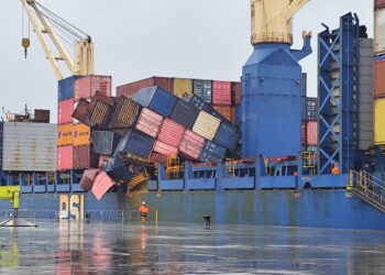 El Puerto ultima el «minucioso» operativo para recolocar los contenedores del buque María Francisca