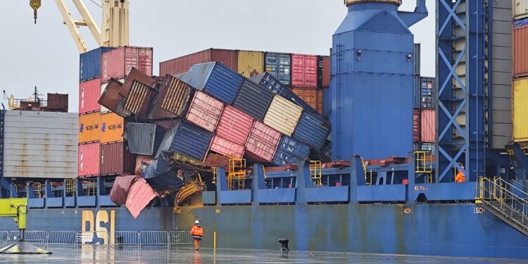 El Puerto ultima el «minucioso» operativo para recolocar los contenedores del buque María Francisca