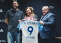 Borja Iglesias presenta la camiseta de la Federación Gallega en Fútbol Emotion Vigo