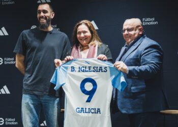 Borja Iglesias presenta la camiseta de la Federación Gallega en Fútbol Emotion Vigo