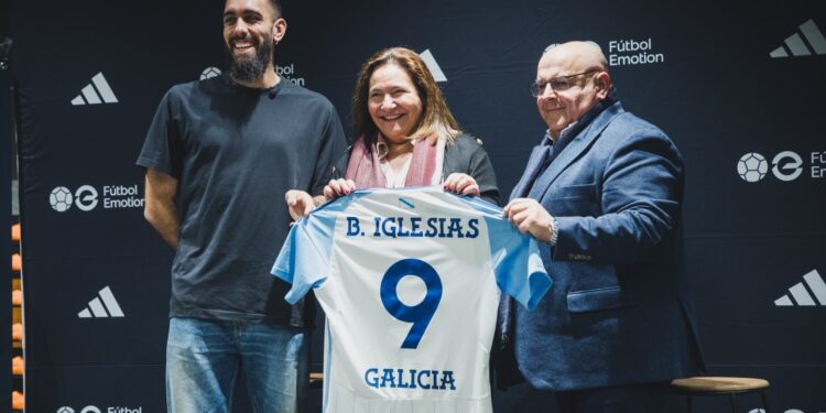 Borja Iglesias presenta la camiseta de la Federación Gallega en Fútbol Emotion Vigo