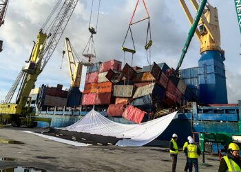 Comienzan los complejos trabajos de remoción y estabilización de la carga del buque María Francisca