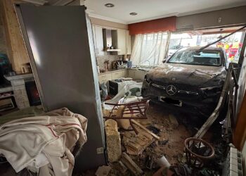 Trasladado al hospital un anciano después de que un coche irrumpiese en su casa por la cocina