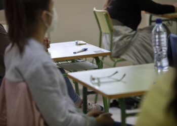 Anpas de Vigo entregan 7.000 firmas en el Parlamento gallego para reclamar una inclusión educativa «real»