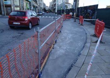 Cierre total al tráfico de una calle de Vigo y restricciones para retirar las atracciones de Navidad