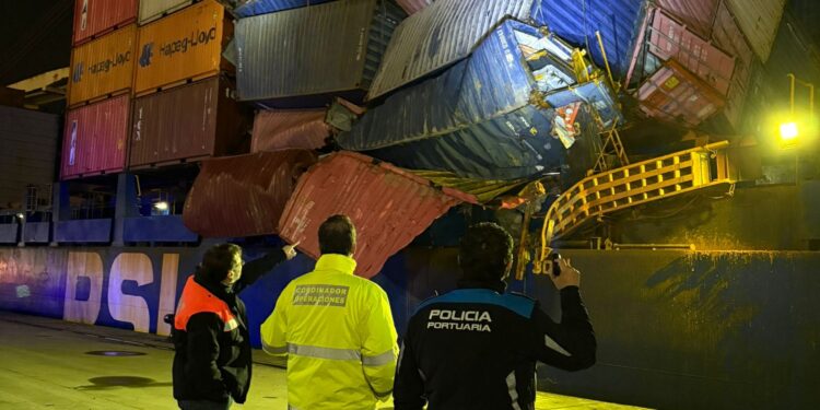 Atraca en Vigo (otra vez) un portacontenedores con un corrimiento de carga por el fuerte oleaje