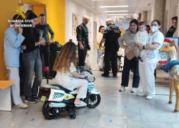 Los niños hospitalizados en el Cunqueiro ya pueden usar las motos de la Guardia Civil de Tráfico