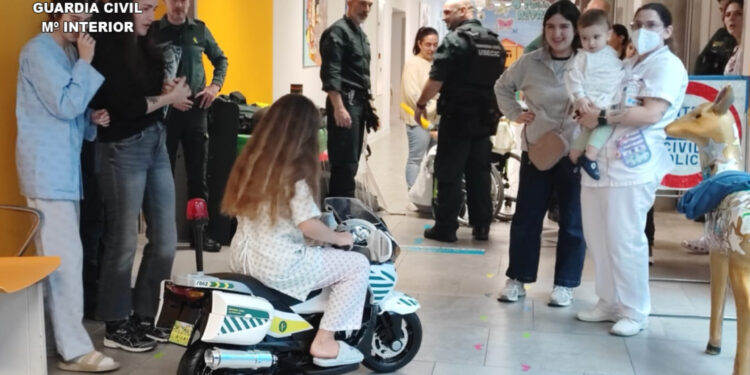 Los niños hospitalizados en el Cunqueiro ya pueden usar las motos de la Guardia Civil de Tráfico