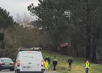 Un coche acaba volcado (y entre arbustos) tras una salida de vía en Vigo