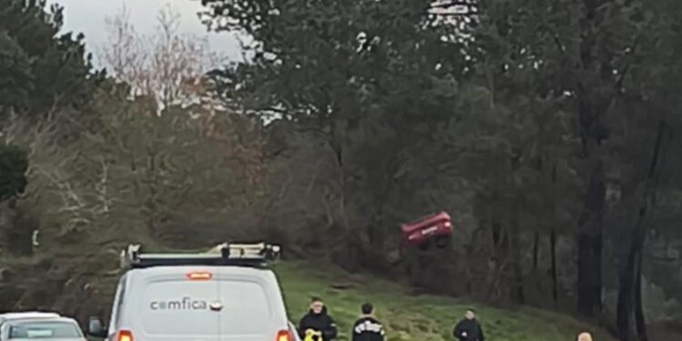 Un coche acaba volcado (y entre arbustos) tras una salida de vía en Vigo