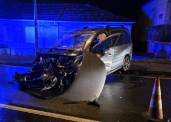 Herido el conductor de una furgoneta que se salió de la vía y chocó contra el muro de una casa