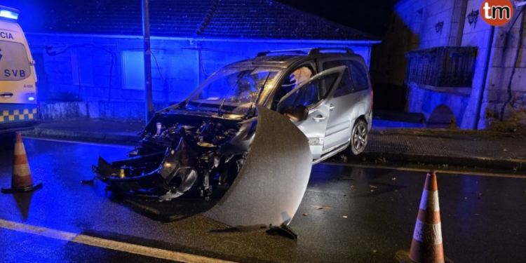 Herido el conductor de una furgoneta que se salió de la vía y chocó contra el muro de una casa