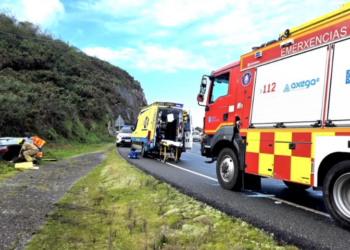 Excarcelan a una mujer tras salirse de la vía y volcar su coche en la cuneta