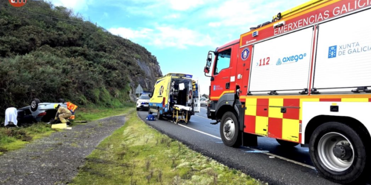 Excarcelan a una mujer tras salirse de la vía y volcar su coche en la cuneta