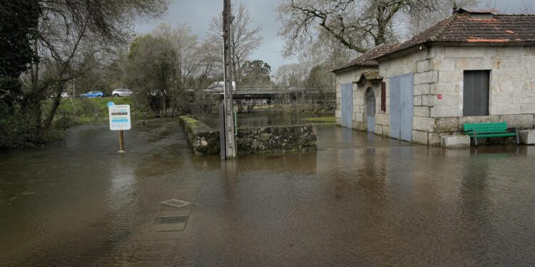 Gondomar recupera cierta normalidad tras el desbordamiento del río Miñor