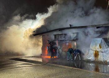 Los bomberos extinguen un incendio en un aserradero