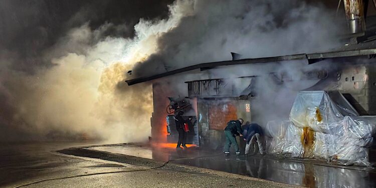 Los bomberos extinguen un incendio en un aserradero