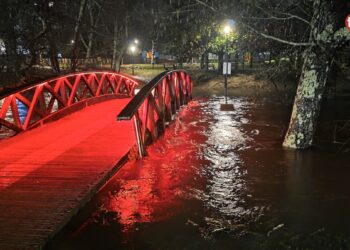 Joseph desborda el río Miñor en una jornada de mucha agua