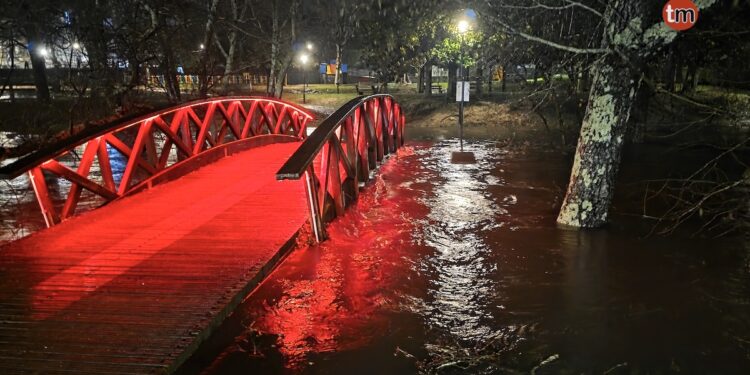 Joseph desborda el río Miñor en una jornada de mucha agua