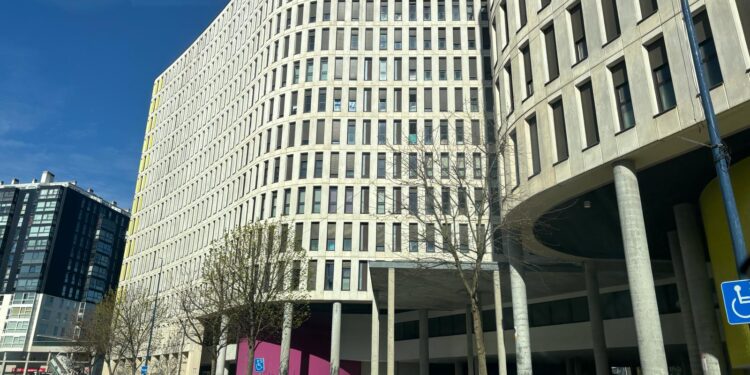 La Xunta vende en Navia 7 plazas de garaje desde 3.800 euros y 11 locales comerciales