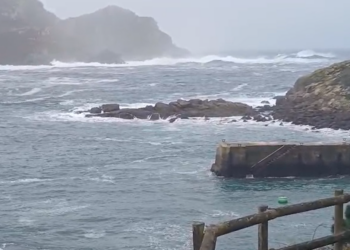 Ampliada al sábado la alerta roja en la costa de las Rías Baixas, con olas gigantes que ya rozan los 14 metros