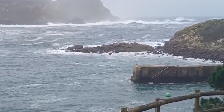 Ampliada al sábado la alerta roja en la costa de las Rías Baixas, con olas gigantes que ya rozan los 14 metros