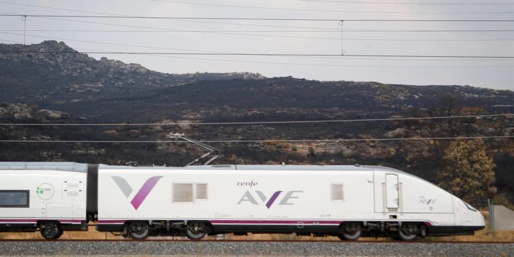 Renfe establece planes alternativos por carretera en líneas suspendidas por el temporal