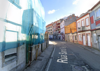 Cortada al tráfico parte de una calle en un barrio de Vigo por riesgo de derrumbe de un edificio