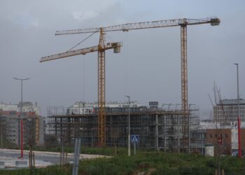 La «doble velocidad» en las obras de Navia: ya vislumbra el primer bloque de viviendas y otro, con cambios