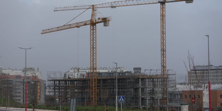 La «doble velocidad» en las obras de Navia: ya vislumbra el primer bloque de viviendas y otro, con cambios