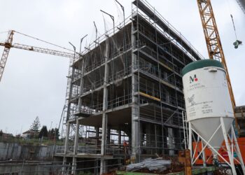 La «doble velocidad» en las obras de Navia: ya vislumbra el primer bloque de viviendas y otro, con cambios