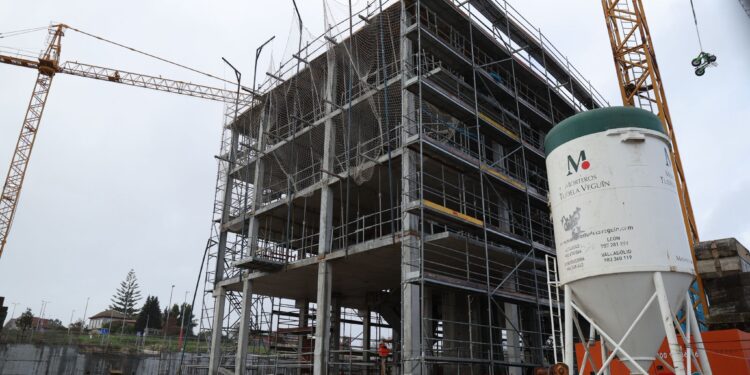 La «doble velocidad» en las obras de Navia: ya vislumbra el primer bloque de viviendas y otro, con cambios