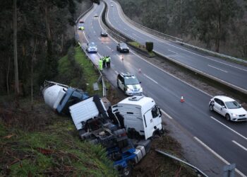 Un camión -con una hormigonera encima- acaba volcado tras un aparatoso accidente en el puente del río Zamáns