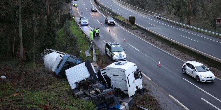 Un camión (con una hormigonera encima) acaba volcado tras un aparatoso accidente en el puente del río Zamáns