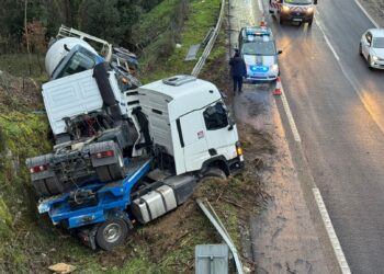 Un camión acaba volcado tras un aparatoso accidente sobre el puente del río Zamáns