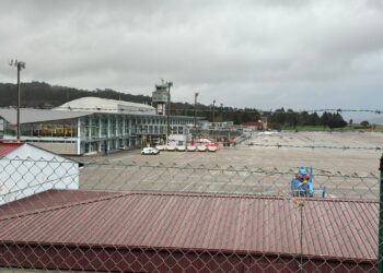 Peinador, una pista de aterrizaje a ralentí: el primer vuelo del día tuvo que volver a Madrid