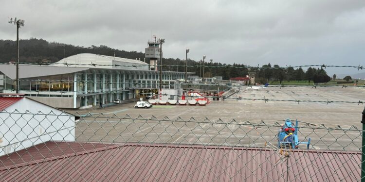 Peinador, una pista a ralentí: así consiguió aterrizar el vuelo de Barcelona, con retraso y turbulencias