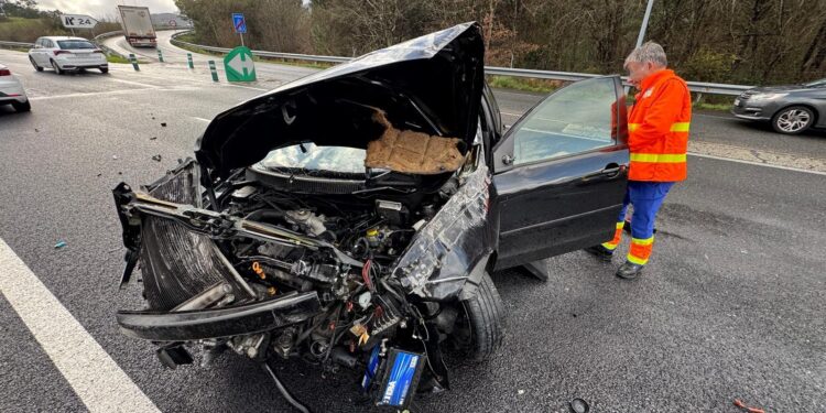 Un turismo da varias vueltas de campana en un estrepitoso accidente y el conductor sale por su propio pie