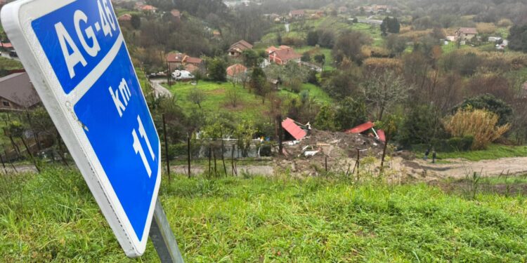 Se amplía a una semana el corte de tráfico en la AG57 tras desprenderse un talud