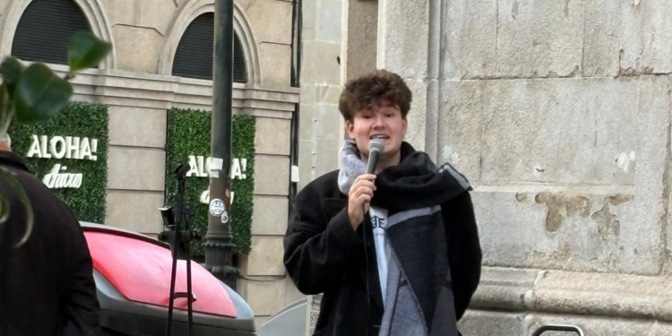 Sorpresa musical en la calle del Príncipe: un finalista de La Voz a pleno pulmón