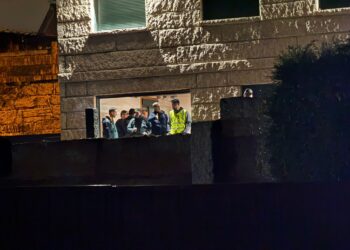 Atrincherado con varios cuchillos en Atios: cerco sobre el autor del crimen machista de Mos