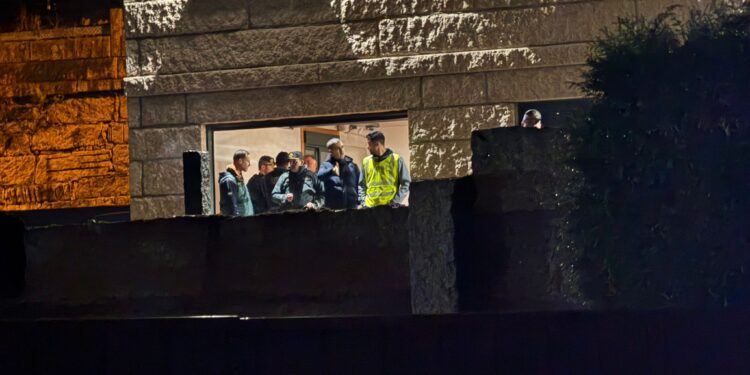 Atrincherado con varios cuchillos en Atios: cerco sobre el autor del crimen machista de Mos