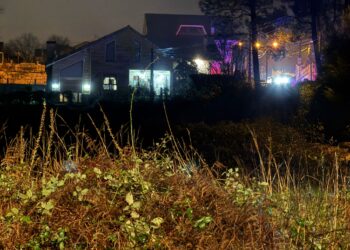 Atrincherado con varios cuchillos en Atios: cerco sobre el autor del crimen machista de Mos