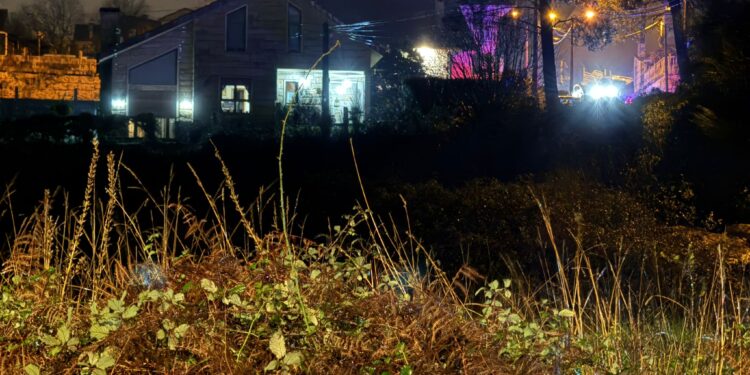 Atrincherado con varios cuchillos en Atios: cerco sobre el autor del crimen machista de Mos