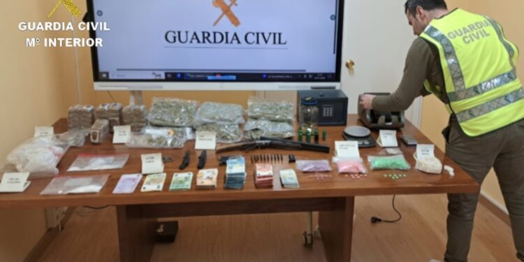 Un fuerte olor a marihuana y hachís que procedía de un trastero lleva a detener a dos vecinos de Portugal