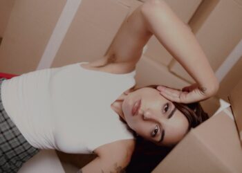 El renacimiento eléctrico de Chica Sobresalto que estalla este viernes en Vigo