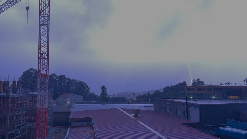 Tormenta impresionante la caída la noche de este martes sobre Vigo y su área. Cerca de 500 rayos cayeron sobre Galicia, gran parte en la costa de las Rías Baixas. Y el granizo golpeó con fuerza hasta teñir de blanco las carreteras. El ruido fue por veces ensordecedor y para muchos fue imposible conciliar el sueño. Fue una noche en vela.